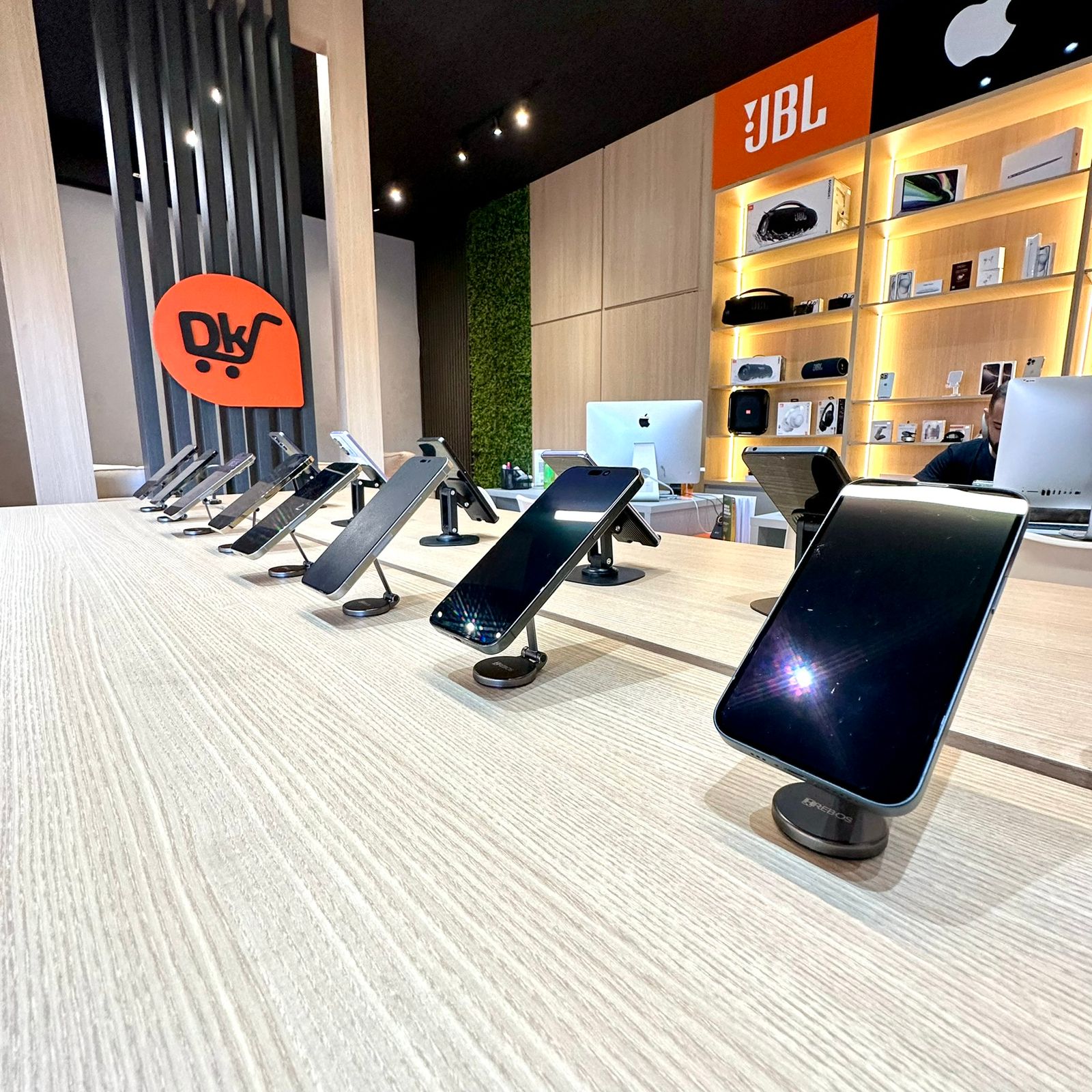 Foto interna da DK Shop, loja de celular em Bauru.