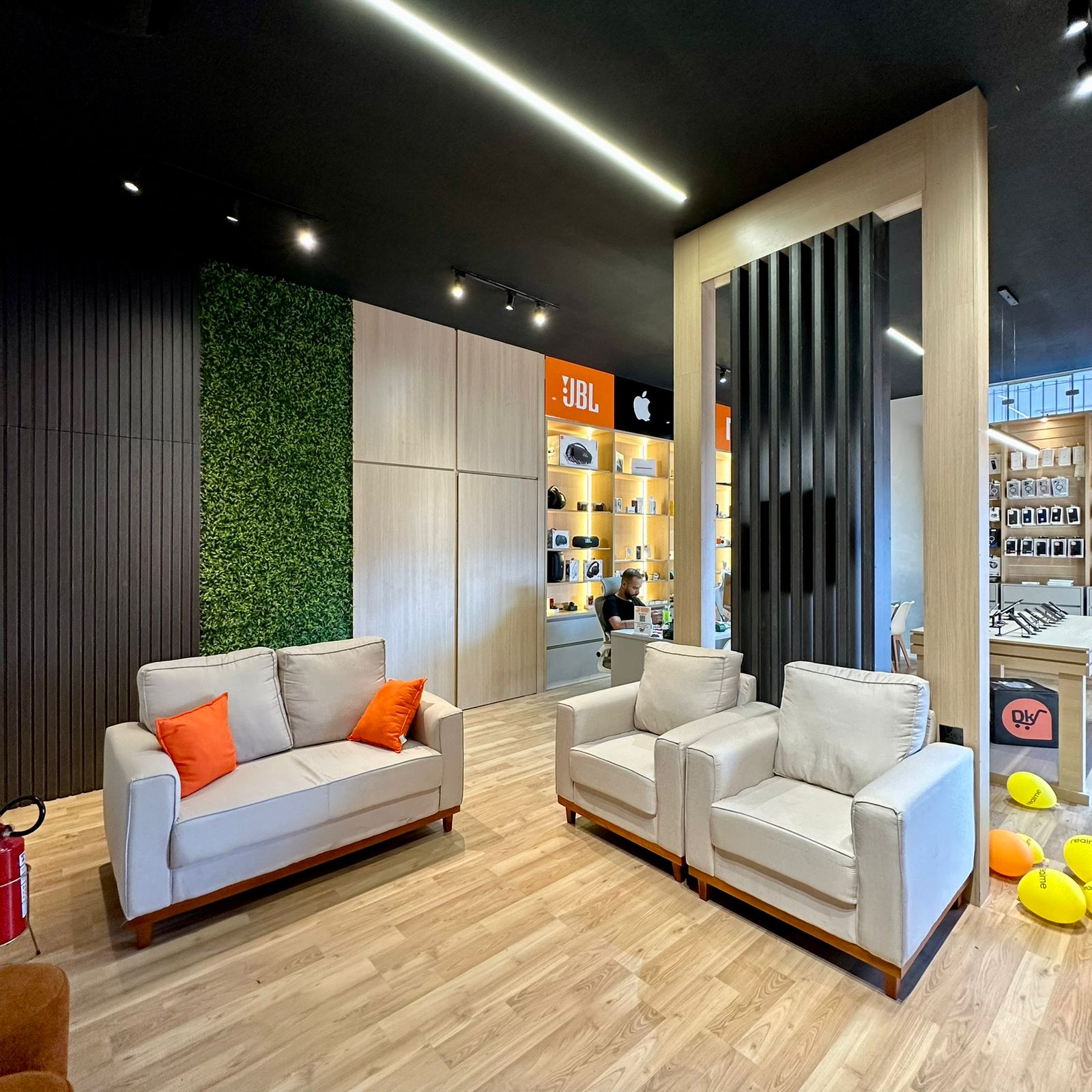 Foto interna da DK Shop, loja de celular em Bauru.