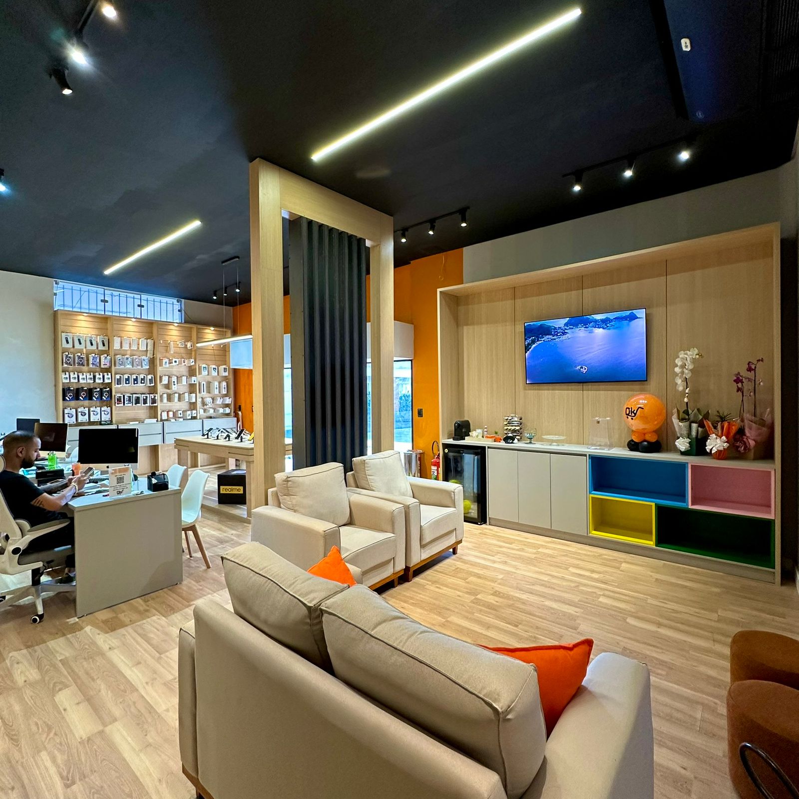 Foto interna da DK Shop, loja de celular em Bauru.